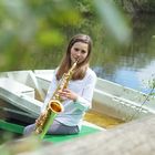 Une jeune fille et son saxo