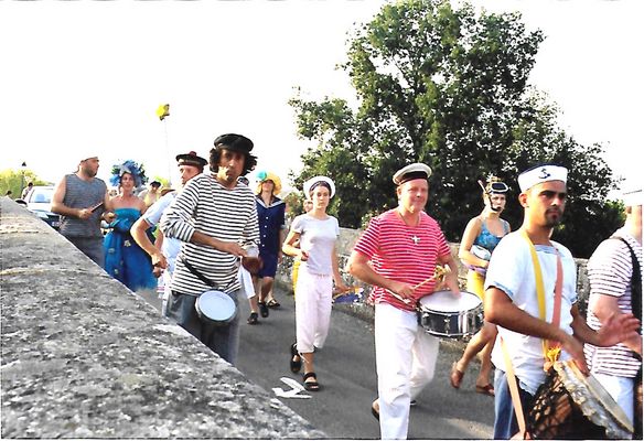 Une joyeuse troupe fait une arrivée fracassante à la fête de la Musique du 21 Juin 2003