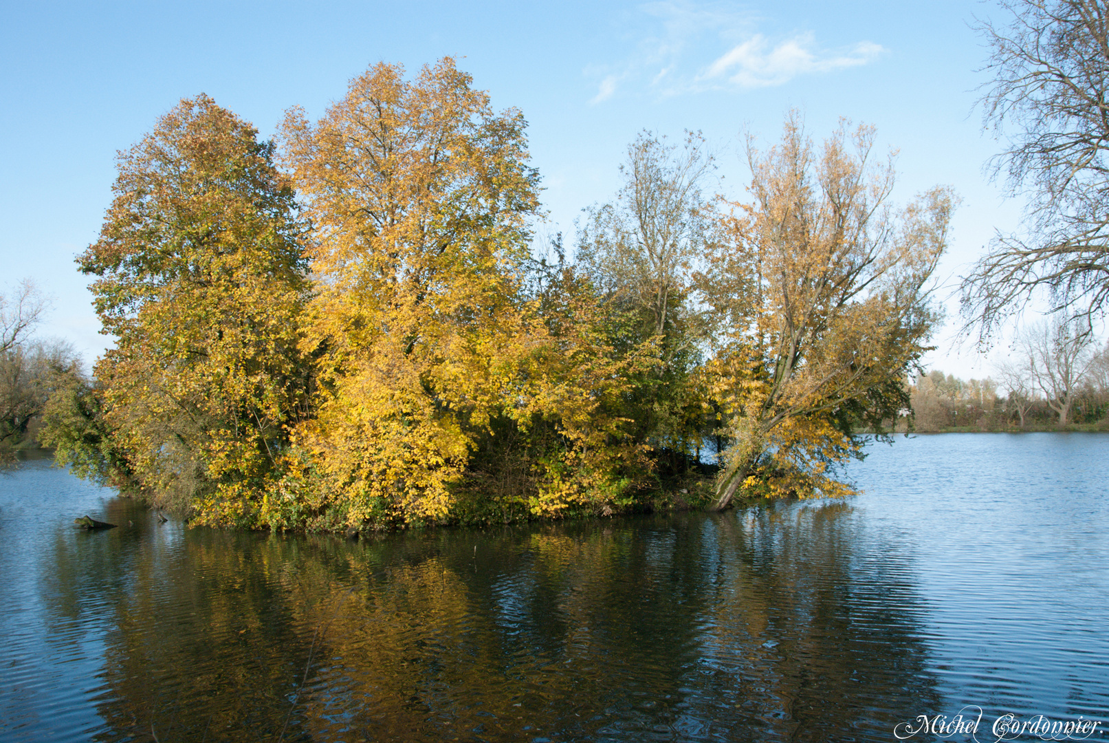 Une île entre le ciel et l'eau