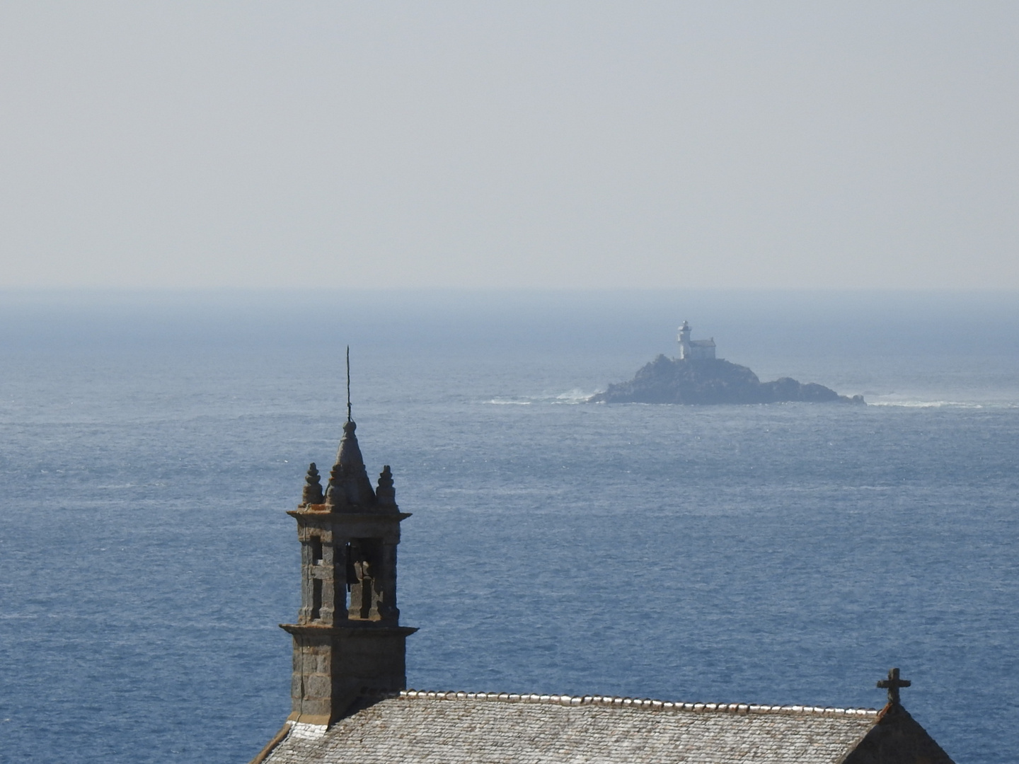 Une île, entre le ciel et l'eau .....