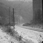 une ligne de chemin de fer en pleine hiver