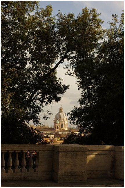 Une lucarne sur les toits de Rome