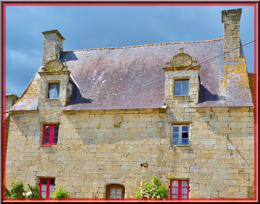 Une maison bretonne assez pittoresque à Bizieux, dans Le Morbihan