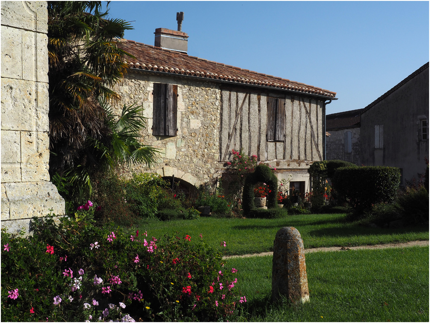 Une maison de La Romieu Gers photo et image france, world, sommer Images Une maison de La Romieu Gers photo et image france, world, sommer Images