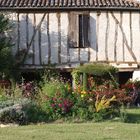 Une maison fleurie en été à La Romieu