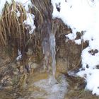 une mini cascade parmi la neige de février en lorraine