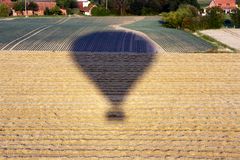 UNE OMBRE PLANE SUR LA PLAINE