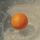 une orange plogeante