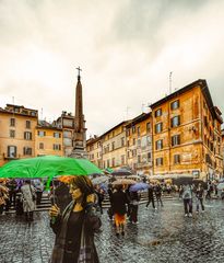 Une parmi tant d'autres avec un parapluie