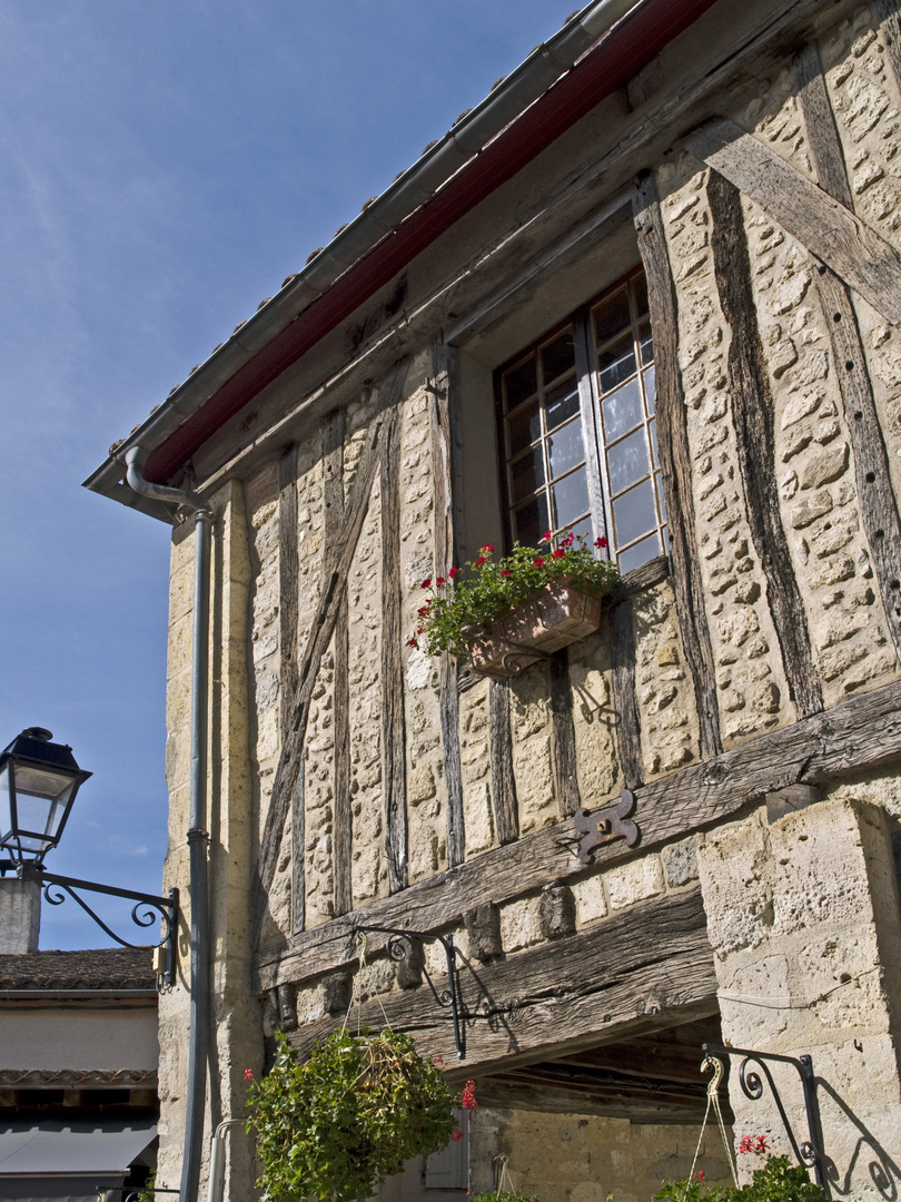 Une partie de la façade de la Mairie de Fourcès