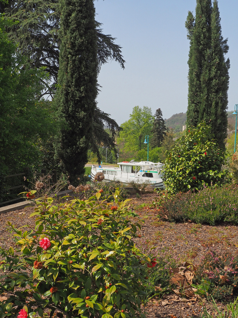 Une péniche  dans le jardin