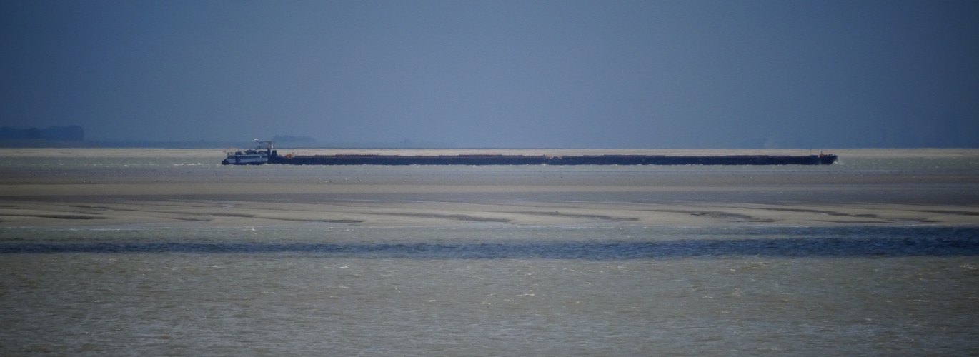 une peniche sur l escaut entre la belgique et la zeelande