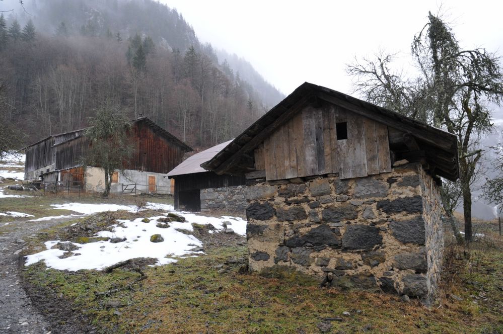 Une petite ferme en direction du lieu dit les" Allamands " du cote de Samoens