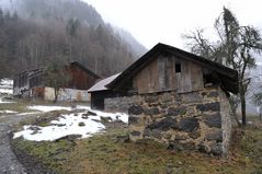 Une petite ferme en direction du lieu dit les" Allamands " du cote de Samoens