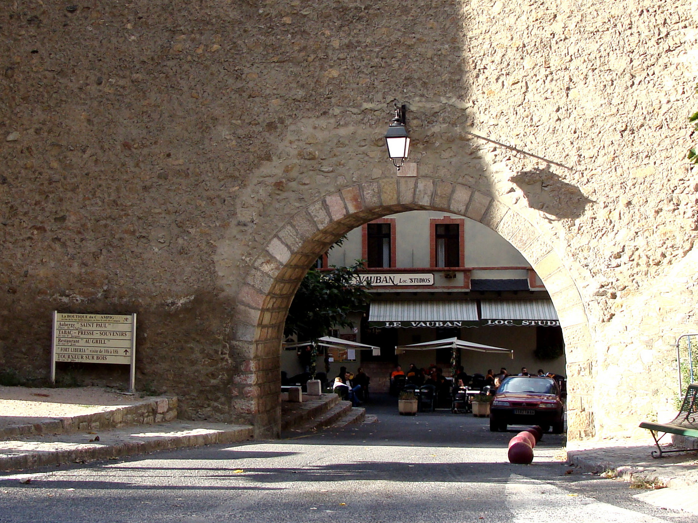 Une petite ville avec le nom: VILLEFRANCHE-de-CONFLENT..01