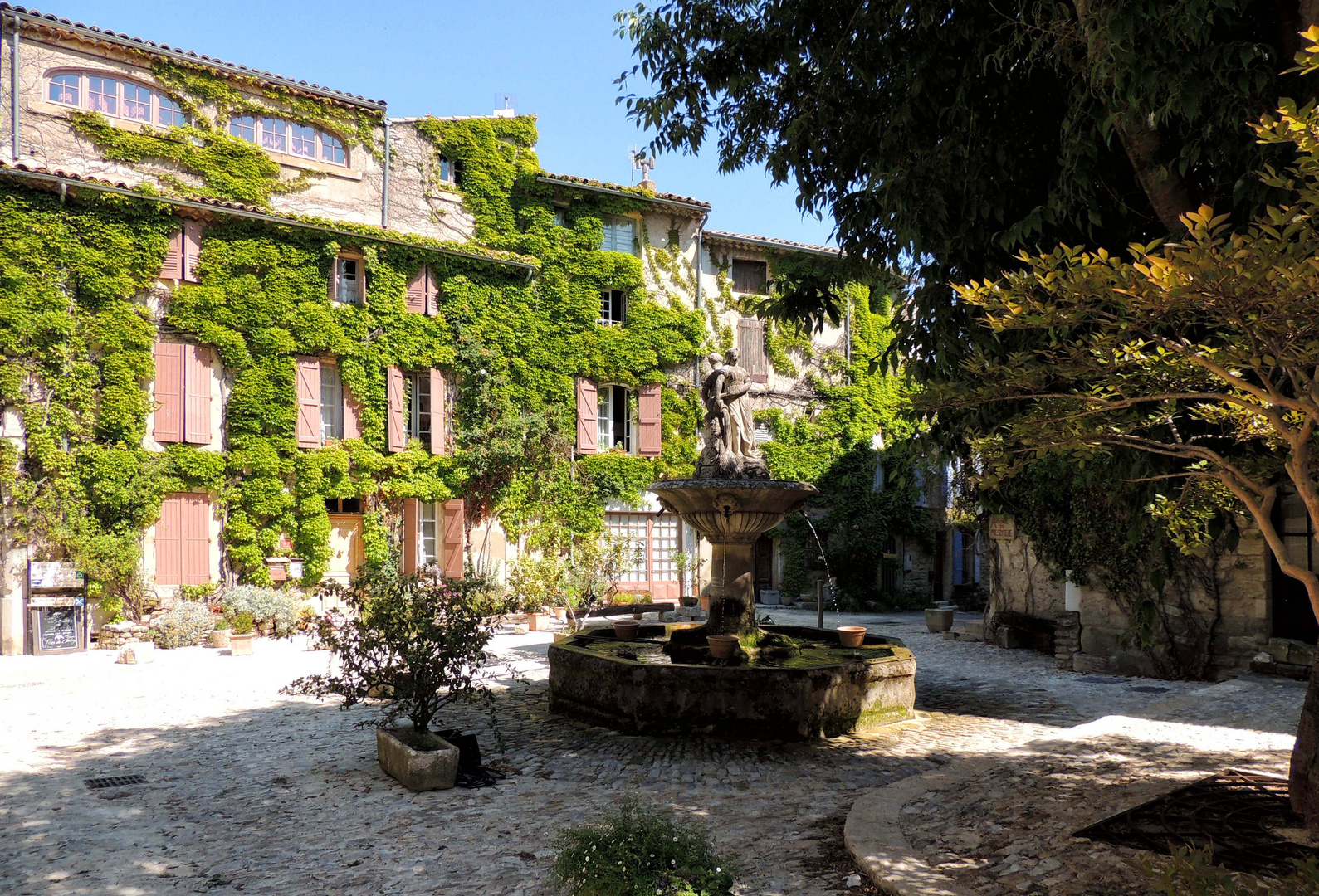 Une place à Saignon