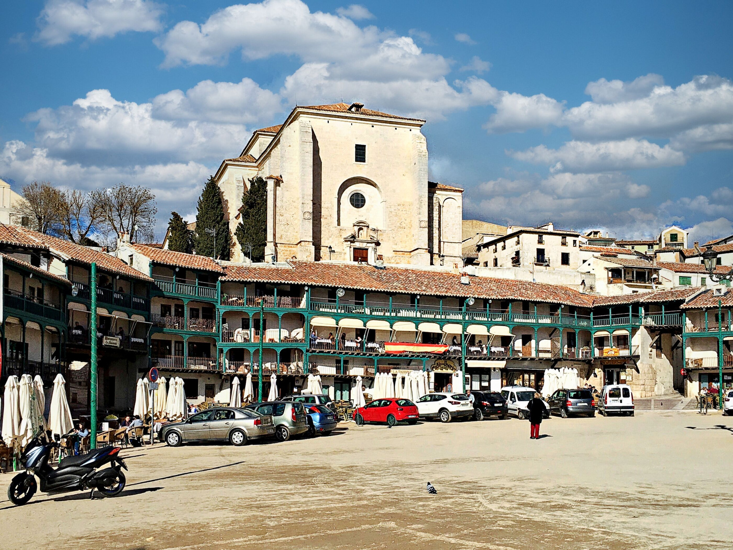 Une place-arène à arcades