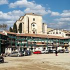 Une place-arène à arcades