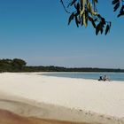 Une plage de sable blanc