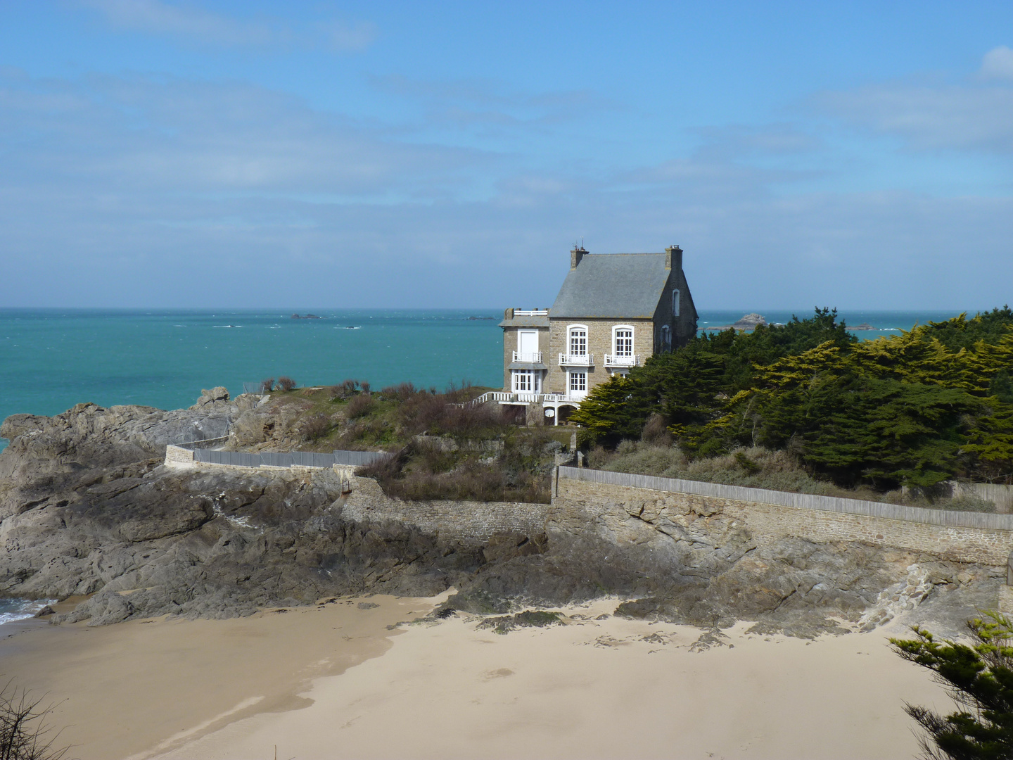 une plage entre le ciel et la mer