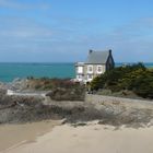 une plage entre le ciel et la mer