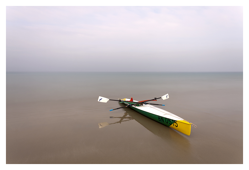 une plage, une barque