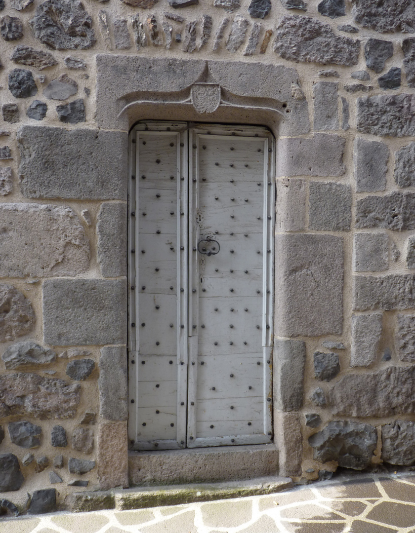 une porte dans le Cantal