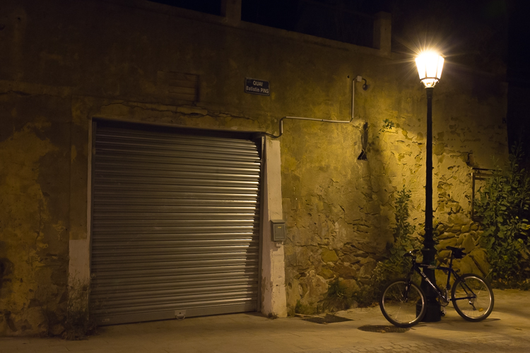 une porte de garage et une bicyclette