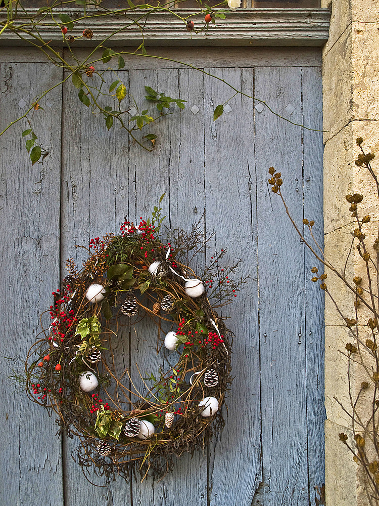 Une porte de La Romieu au moment de Noêl -- Eine Tür in La Romieu während der Weihnachtszeit.