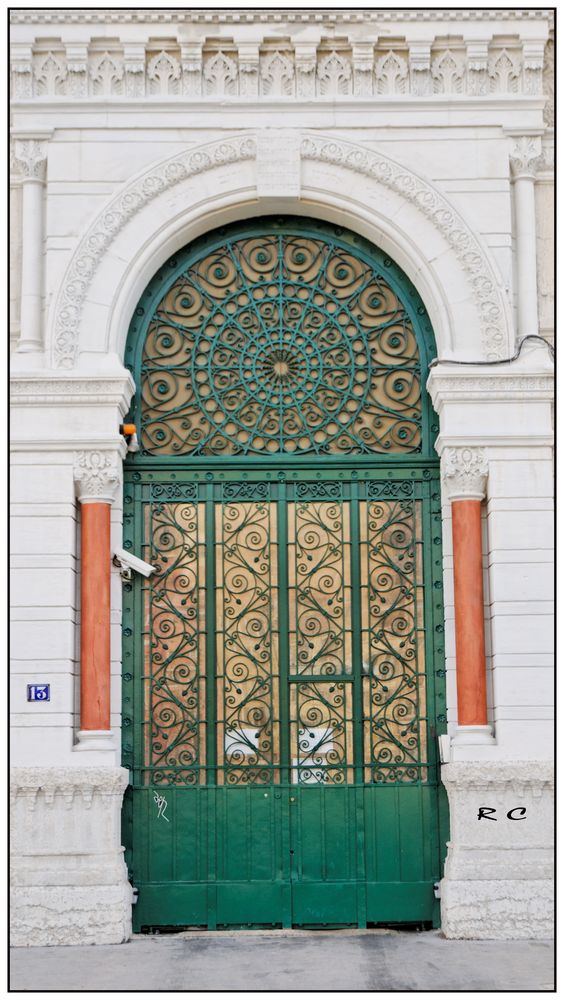 Une porte d'entrée d'immeuble bourgois