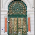 Une porte d'entrée d'immeuble bourgois