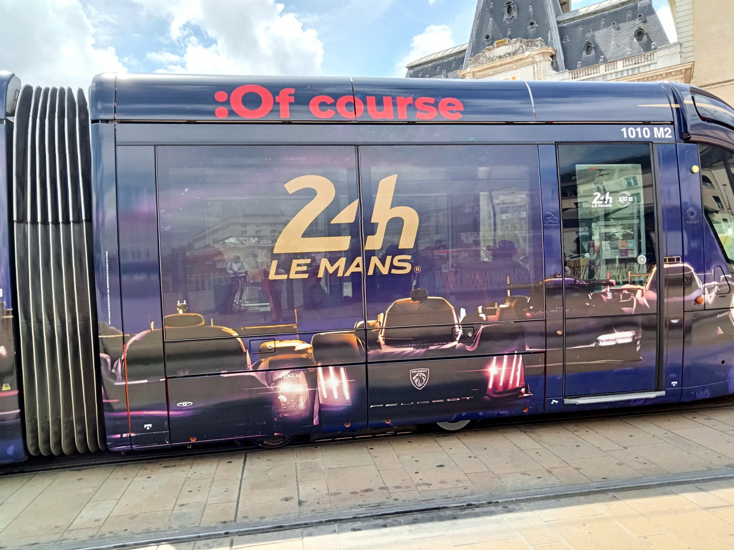 Une rame de tramway du Mans décorée aux couleurs des 24 Heures à l'occasion du centenaire (72) 