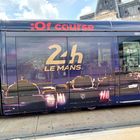 Une rame de tramway du Mans décorée aux couleurs des 24 Heures à l'occasion du centenaire (72) 