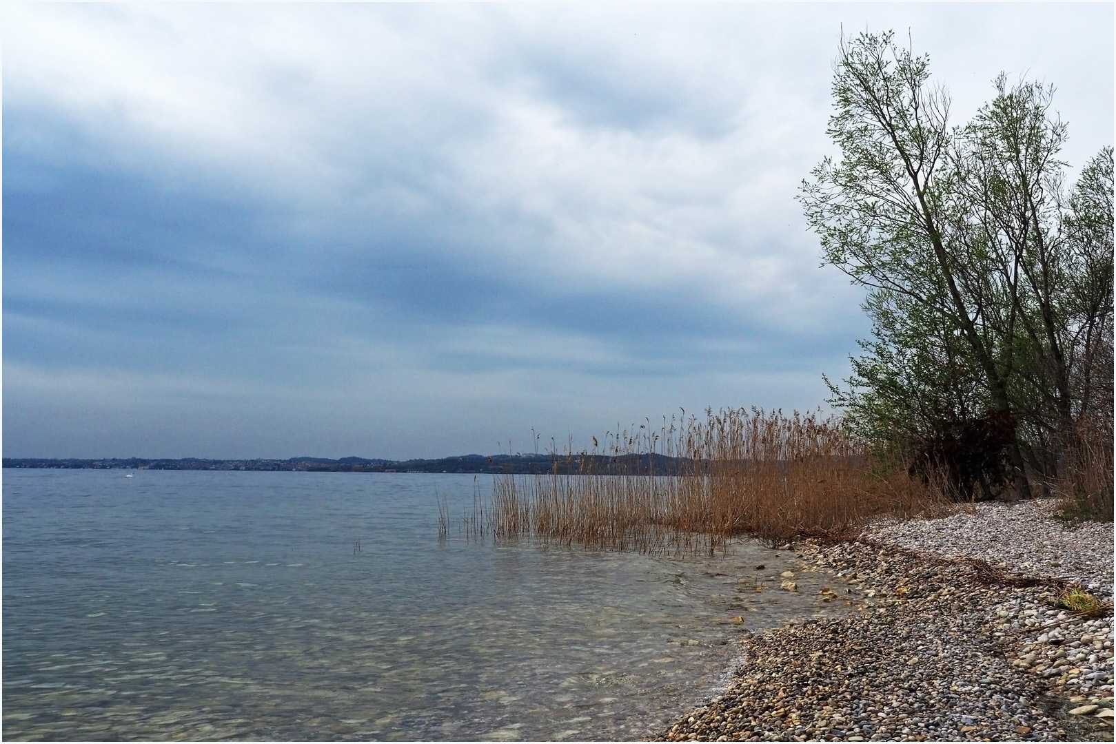 Une rive préservée du lac de Garde à Manerba