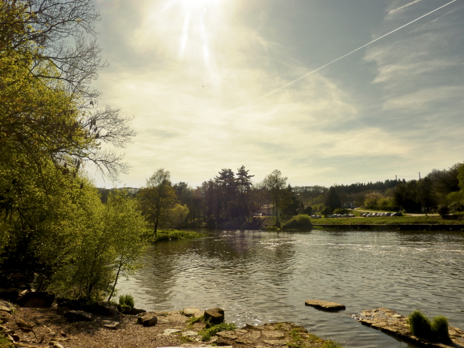 une rivière au printemps