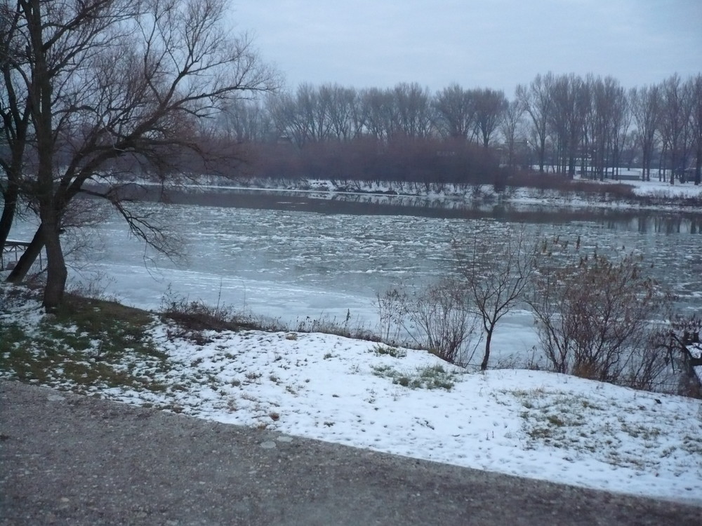 une rivière gelée en Hongrie