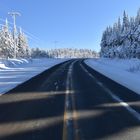 Une route de campagne en hiver