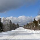 Une route de campagne en hiver