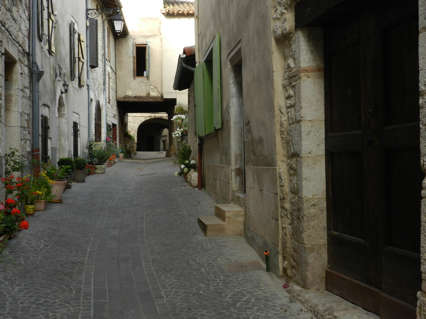 une rue à Castelnau de Montmiral, près d'Albi