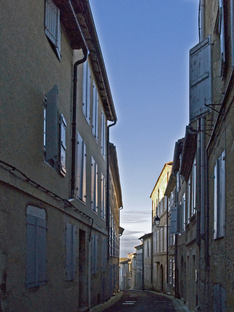 Une rue calme à Lectoure en fin de journée -- Eine ruhige Straße in Lectoure spät Nachmittags