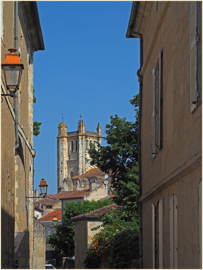 Une rue de Condom et le clocher de la Cathédrale Saint-Pierre