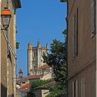 Une rue de Condom et le clocher de la Cathédrale Saint-Pierre