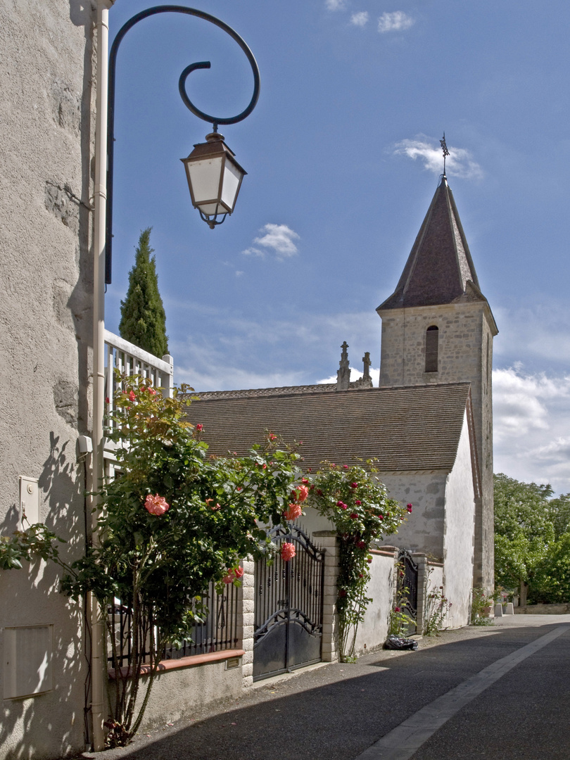 Une rue de Francescas et le clocher de l’Eglise Notre-Dame