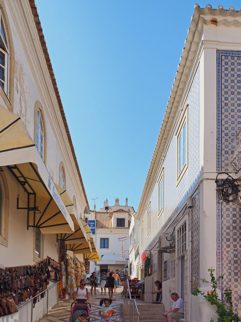 Une rue de la vieille ville d‘Albufeira