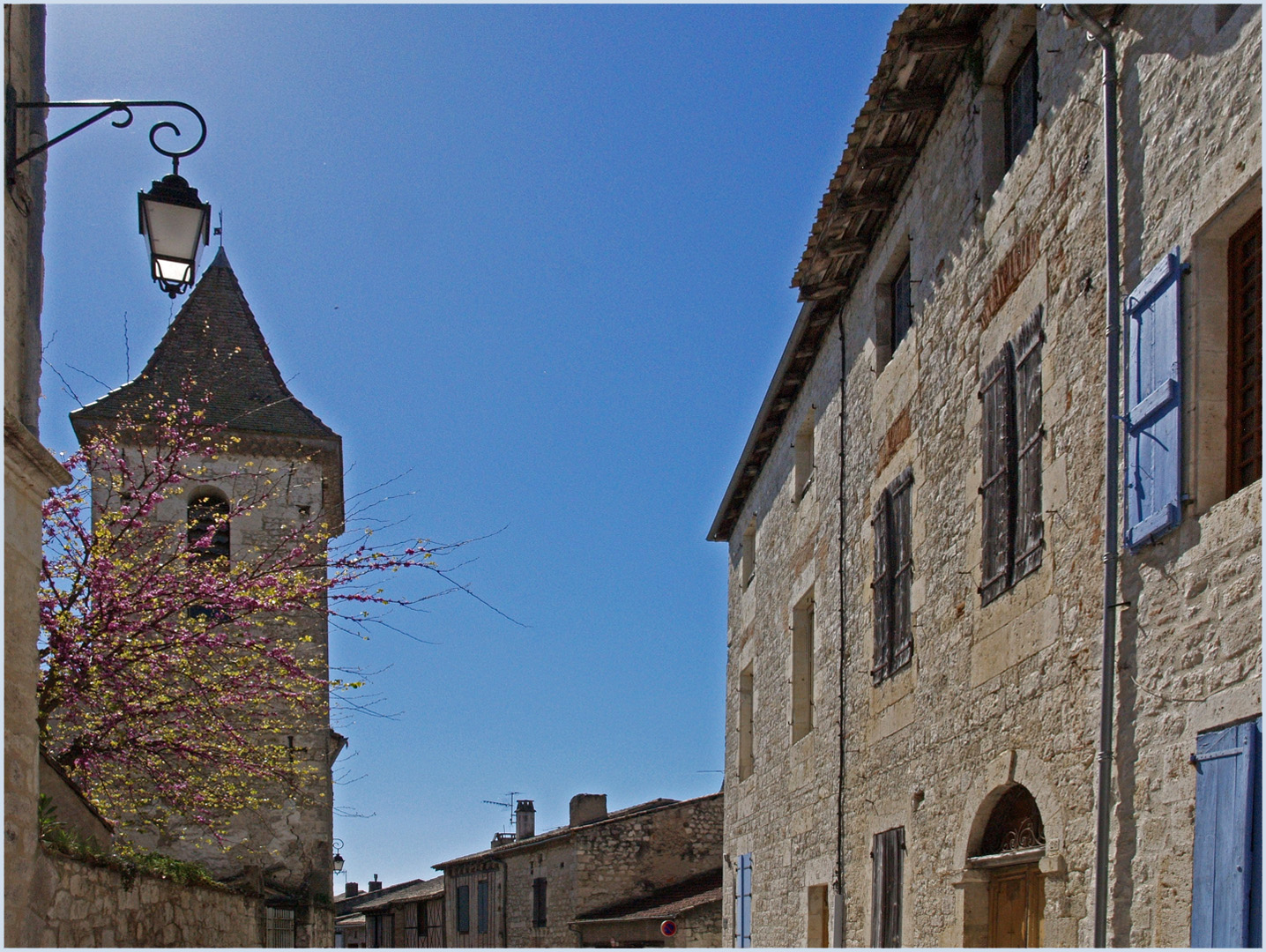 Une rue de Lauzerte  --  Tarn-et-Garonne