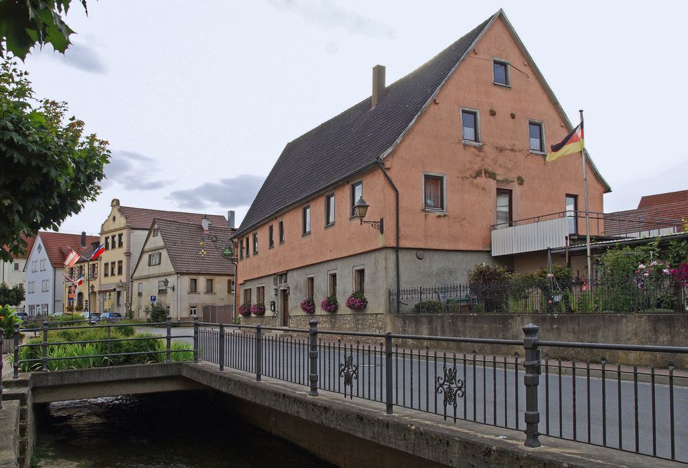 Une rue de Markelsheim bordée par le ruisseau « Loch », affluent de la Tauber