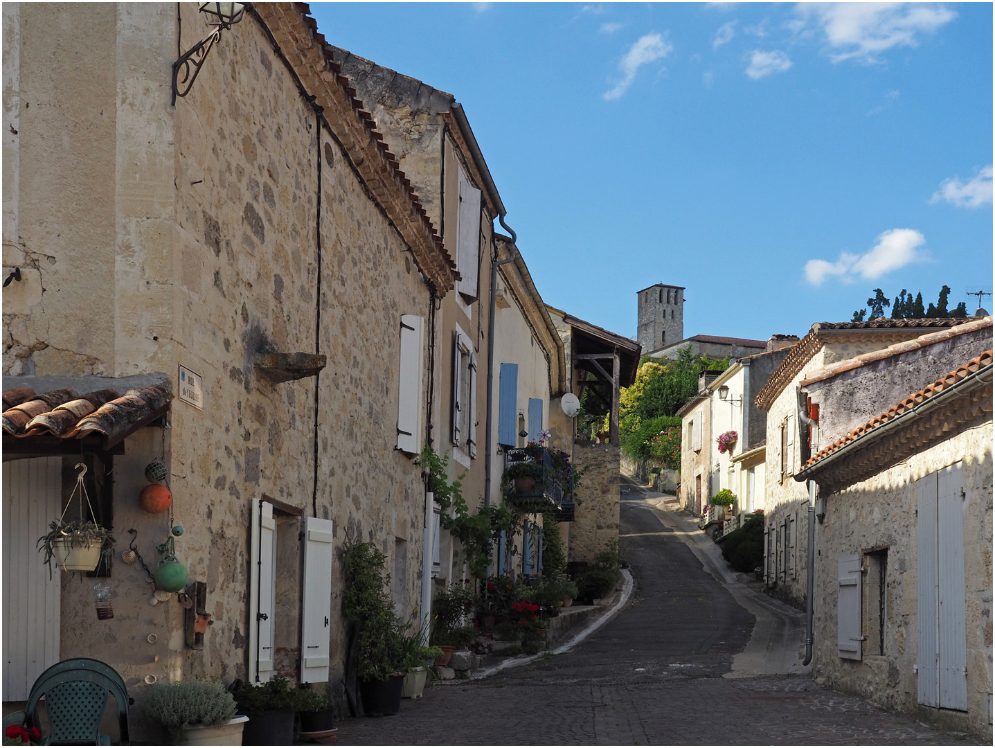 Une rue de Poudenas avec l’Eglise Saint-Antoine  --  Lot-et-Garonne