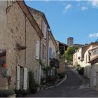 Une rue de Poudenas avec l’Eglise Saint-Antoine  --  Lot-et-Garonne