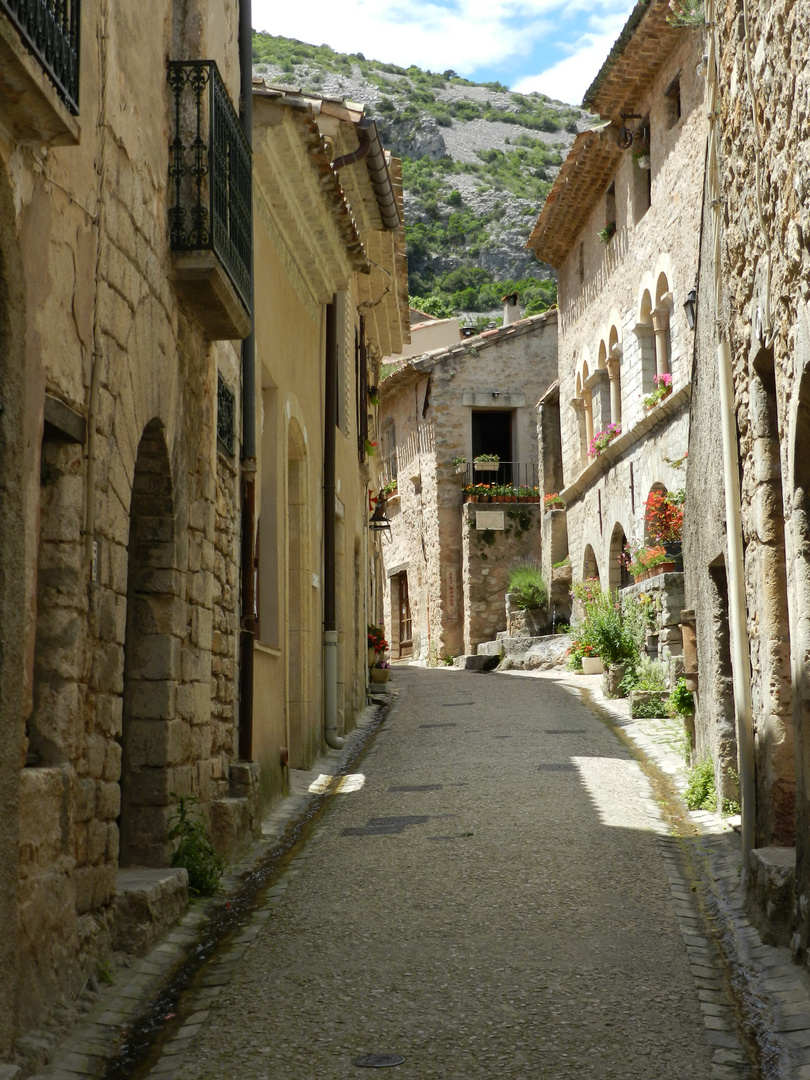 une rue de saint guilhem le désert !