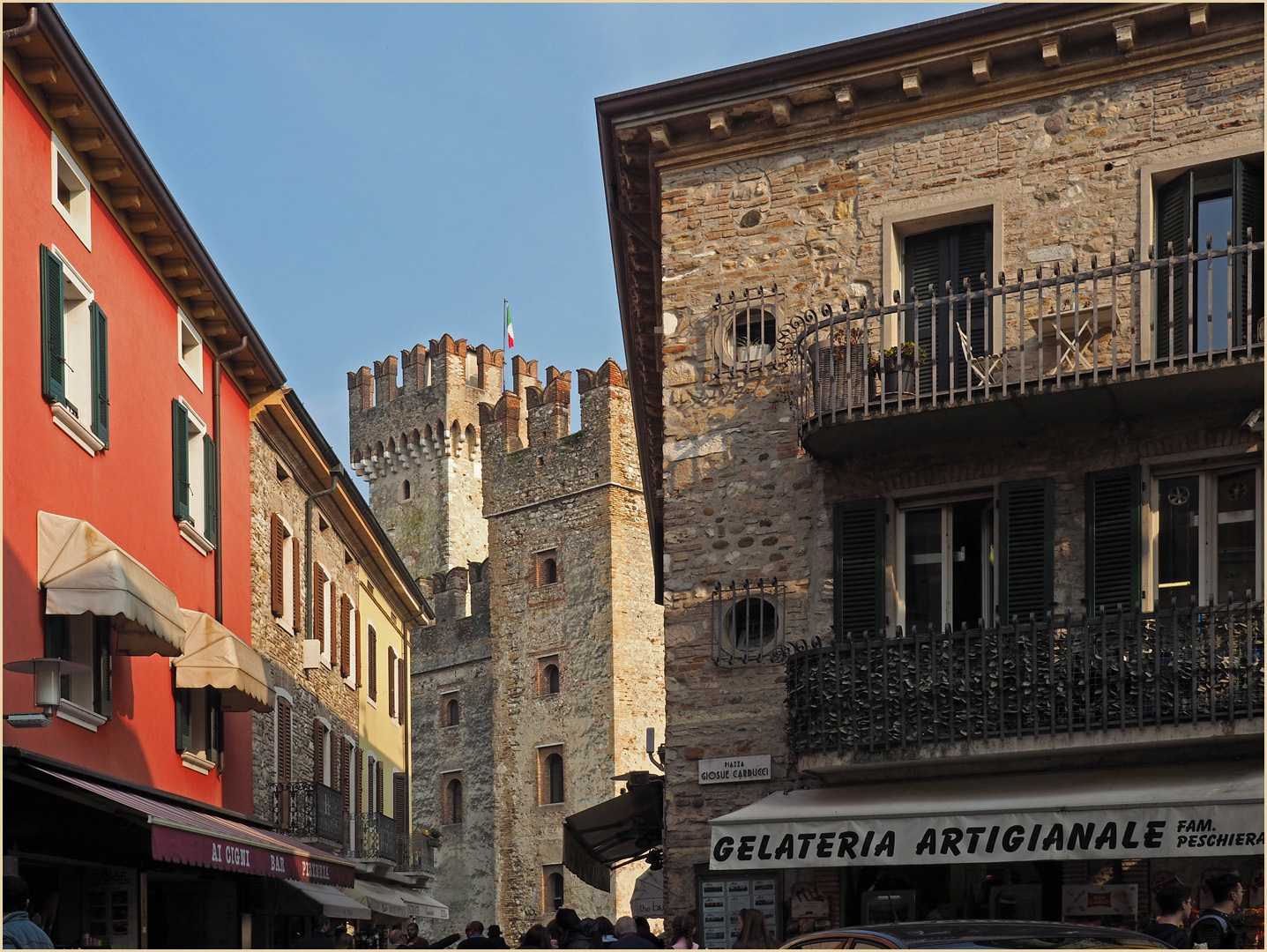 Une rue de Sirmione près du Château des Scaligeri